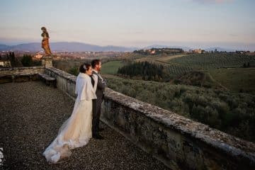 sposi che ammirano il panorama delle colline toscane